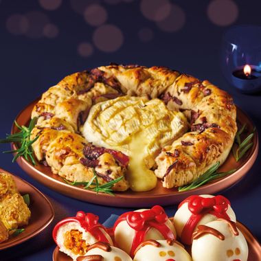 Specially Selected Caramelised Red Onion & Rosemary Bread With French Dipping Camembert 550g